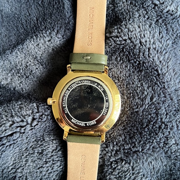 Michael Khors Watch - Picture 10 of 10